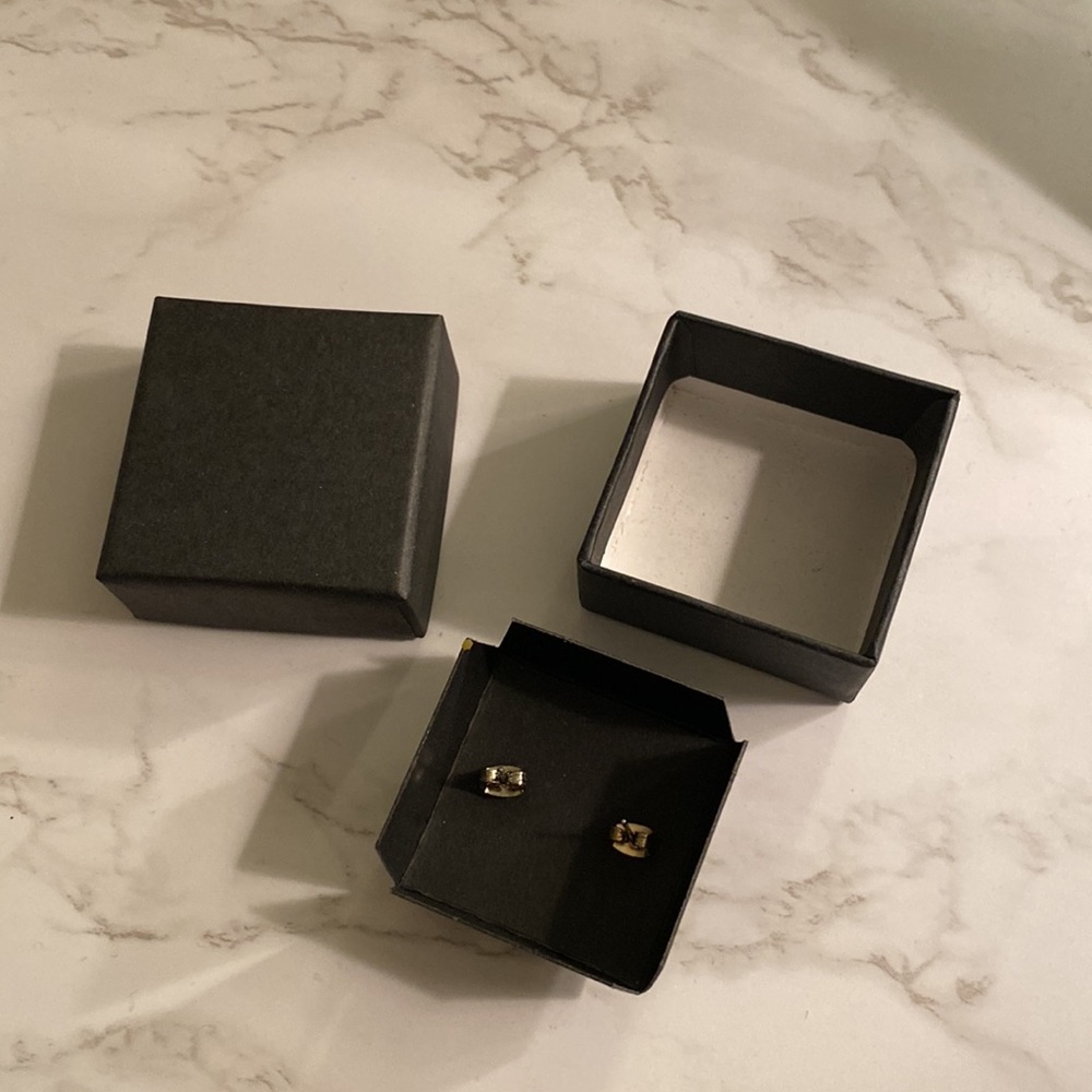 Square studs - Picture 2 of 3